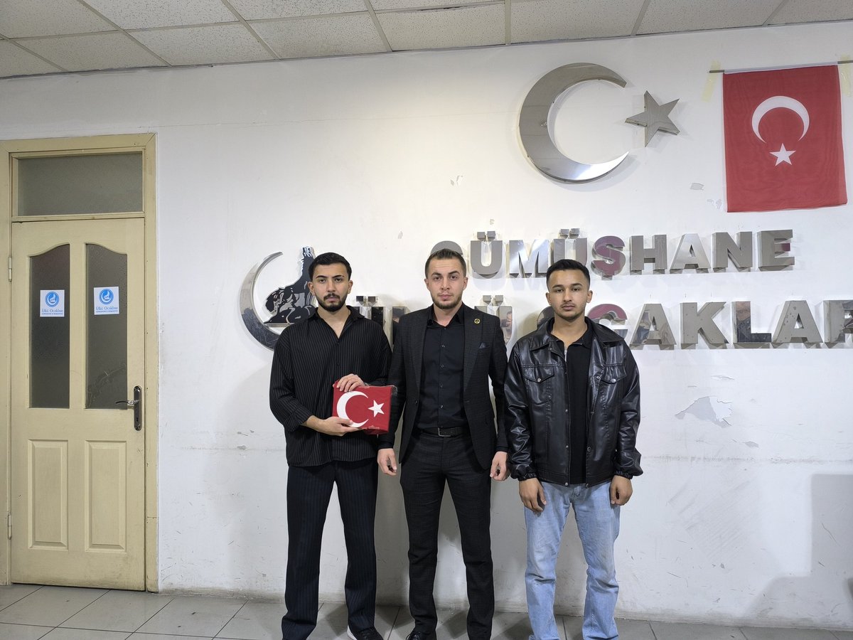 29UlkuOcaklari's tweet photo. Gümüşhane Ülkü Ocakları Üniversite Biriminde yeni atamalar yapıldı. Duran Gül, Bekir Yılmaz, Bünyamin Koç ve Hüseyin Ertaş’a görevlerinde başarılar. 🇹🇷

Allah muvaffak eylesin.  
Var olsun Teşkilat!  
Yaşasın Ülkü Ocakları 🇹🇷 https://t.co/T1Xt0Oxsbm