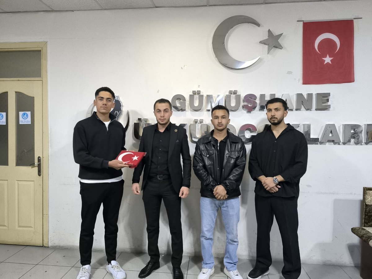 29UlkuOcaklari's tweet photo. Gümüşhane Ülkü Ocakları Üniversite Biriminde yeni atamalar yapıldı. Duran Gül, Bekir Yılmaz, Bünyamin Koç ve Hüseyin Ertaş’a görevlerinde başarılar. 🇹🇷

Allah muvaffak eylesin.  
Var olsun Teşkilat!  
Yaşasın Ülkü Ocakları 🇹🇷 https://t.co/T1Xt0Oxsbm
