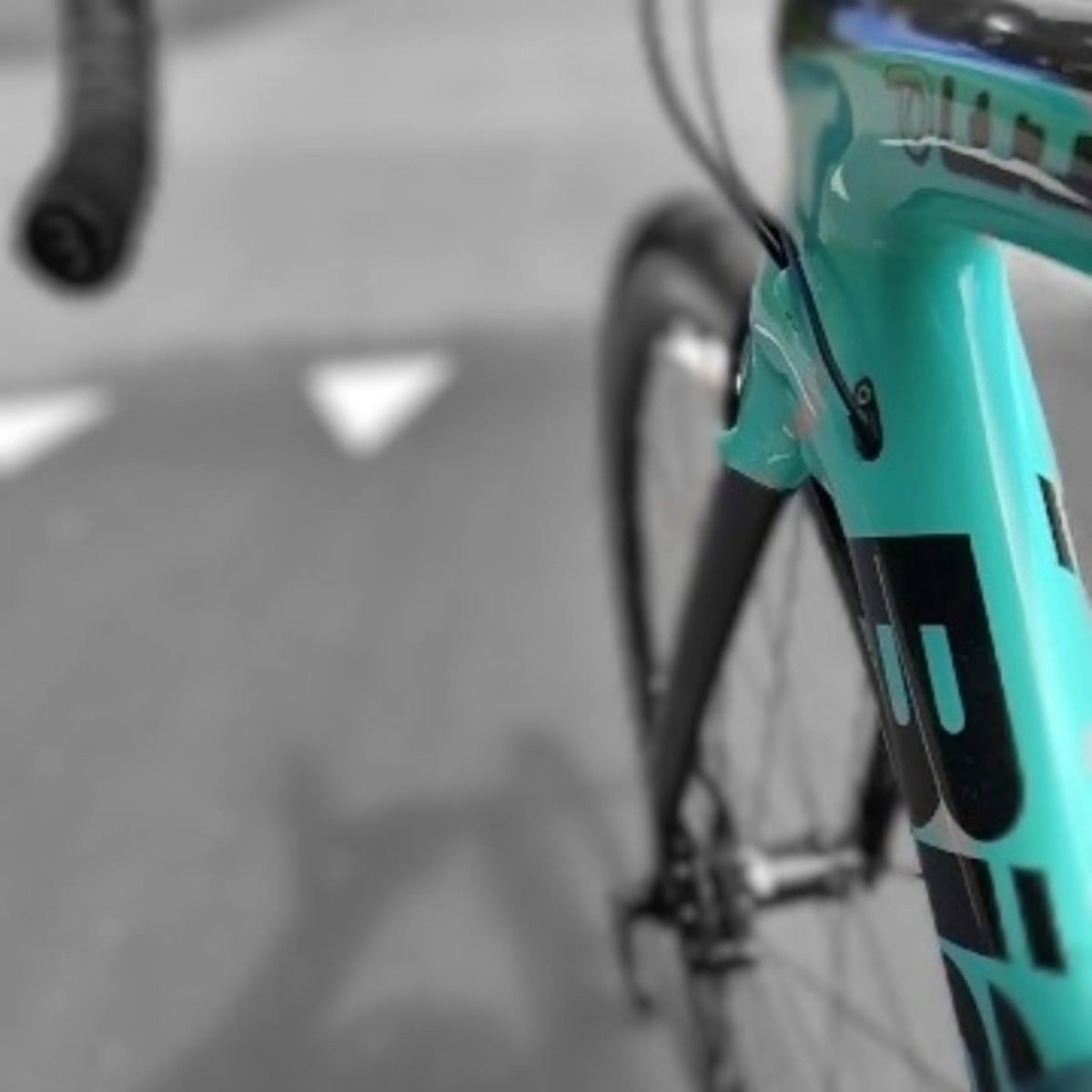 sakpal_ruturaj's tweet image. Mit meinem Lieblingsrad starte ich ins Wochenende! 🏞️🚴‍♂️ Es gibt kein besseres Gefühl als die Straße unter sich und die Welt vor sich. Auf geht&apos;s zu neuen Abenteuern! #Radfahren #Fahrradliebe #Wochenendabenteuer #Weiterfahren