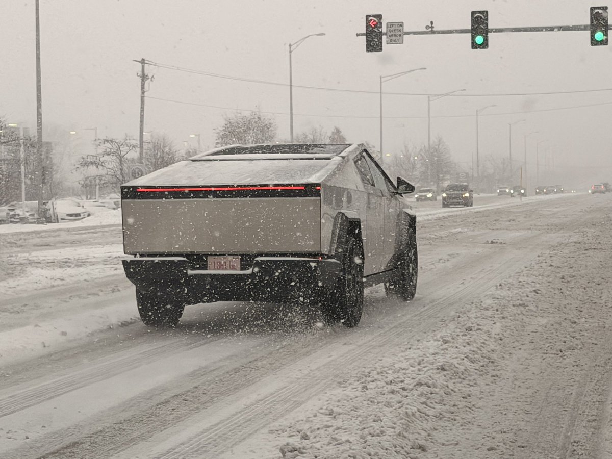 How does the Cybertruck handle winter storms? Quite well it seems. 😎😁