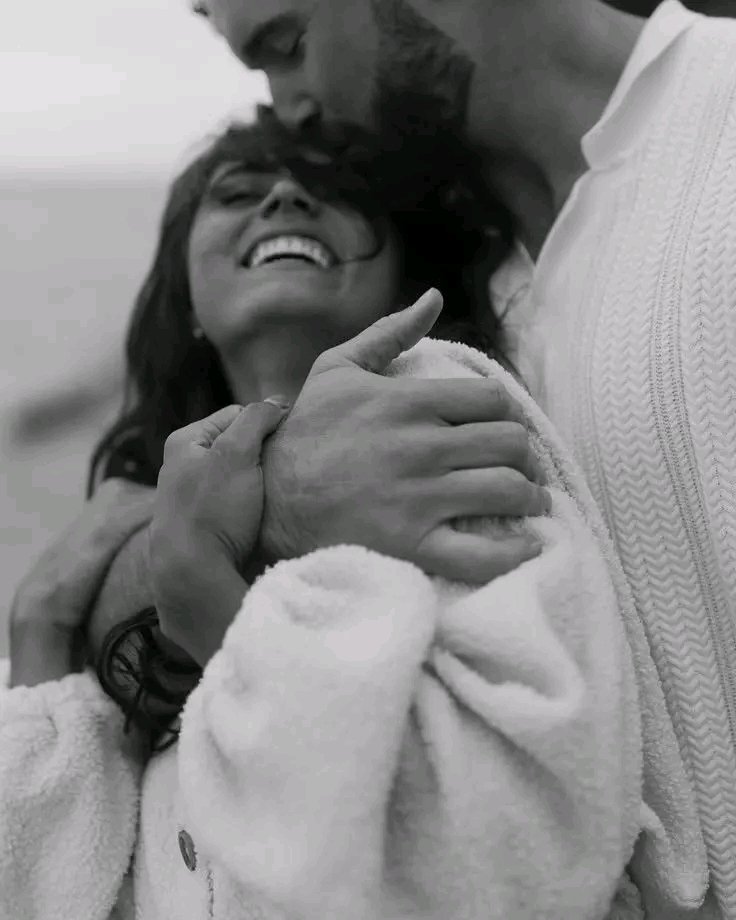 Хочешь знать, что ты можешь....
  Ты можешь обнять того, кто плачет.....
Рассмешить того, кто грустит.
 Присесть рядом с тем, кто одинок..
Ты можешь стать для кого - то причиной, чтобы дальше жить....