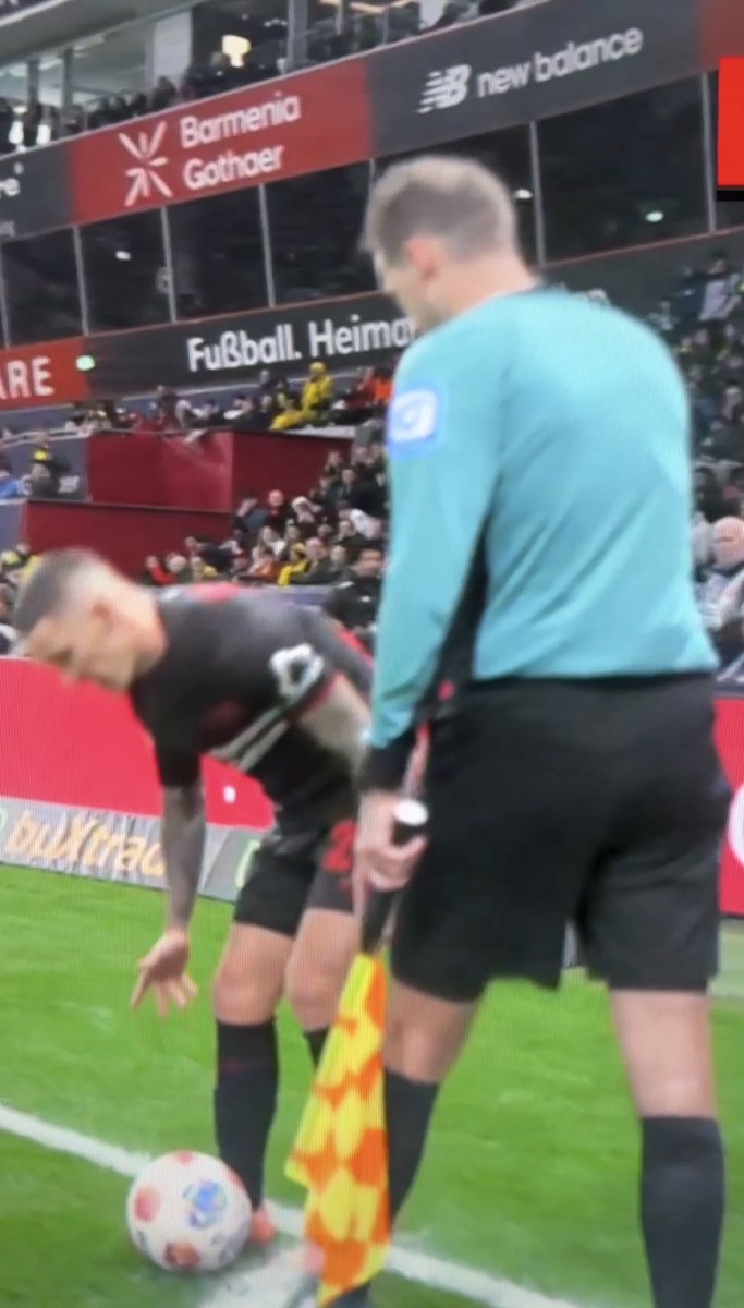 Eben bei #B04BVB mal schön gesehen, dass selbst die Linienrichter keine Ahnung haben, ob der Ball innerhalb oder außerhalb ist. Nein, der Ball muss nicht die Linie berühren, sondern nur eine Schnittmenge haben. Wann wird das endlich mal verstanden? <a href="/dfbschiris/">DFB-Schiris</a>