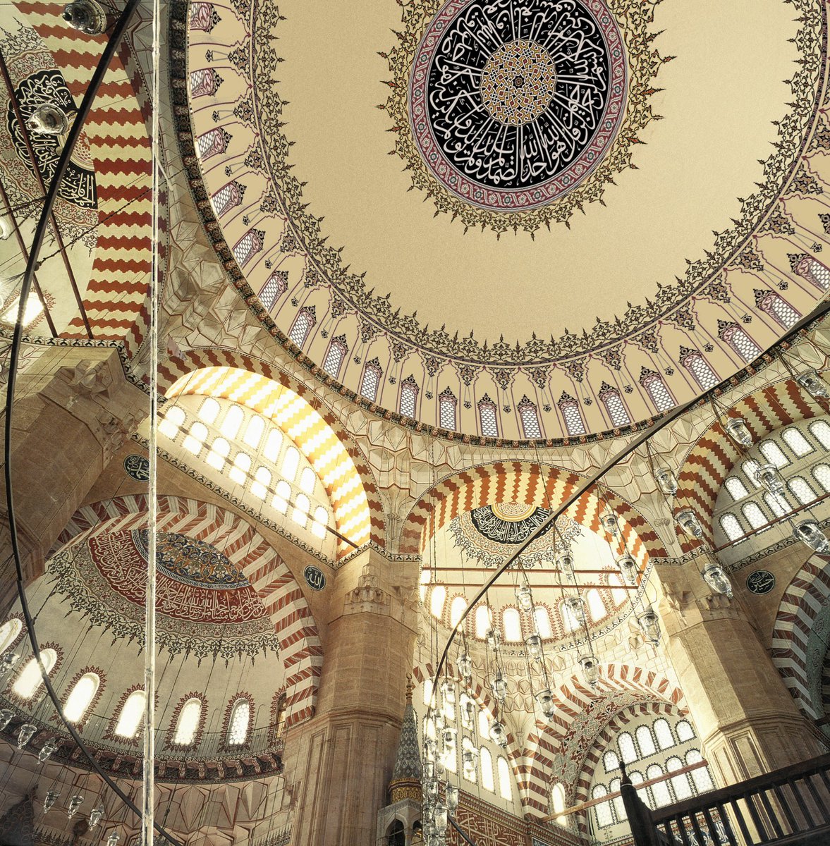 debuffer2's tweet photo. Selimiye bir Sultan Camii’dir ve tezyinatı Hassa Nakkaşhanesi’nin sıkı denetimi altındadır. Bugün gördüğümüz yoğun barok karakterli bezemelerin Sinan döneminde yapılmış olması, arşiv verileri ve üretim sistemi açısından zaten mümkün değildir. Bu basit tarih bilgisidir.
 #SelimiyeGerçeği