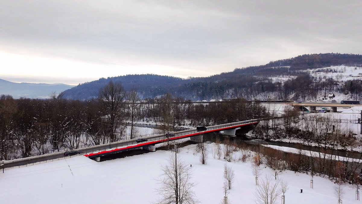 corgil's tweet image. Pcim (village where I&apos;m from) in Poland with a total population of ~5.5k people built a new bridge in 23&apos; for aprox. ~$1M USD

This is how it looks right now 

Meanwhile in Congo... 👇😅