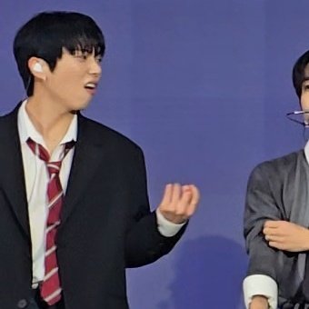 _xiaolu's tweet image. 오늘 민균이 손가락 다쳤어... 조심해 뀨니야🥲
(그후에 유토가 매니저님 한테 밴드 요청해주심)