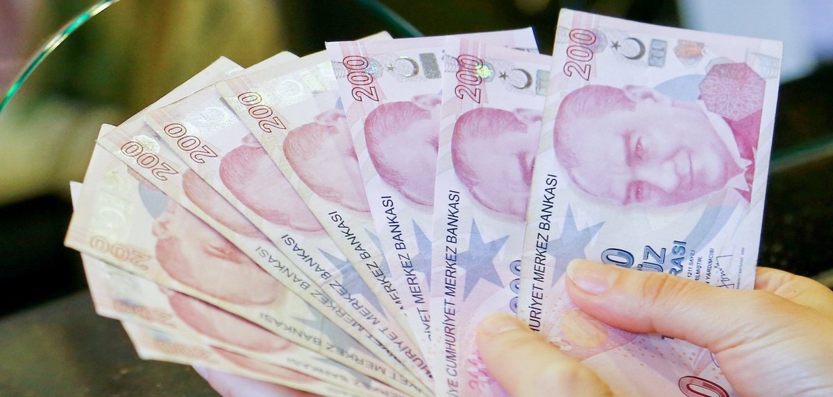 Dört kişilik bir ailenin açlık sınırı, asgari̇ ücreti̇n 7 bin TL üzerine çıktı. (TÜRK-İŞ)

• Asgari ücret: 22 bin 104 TL
• Açlık sınırı: 29 bin 828 TL
• Yoksulluk sınırı: 97 bin 159 TL
• Bekar çalışanın yaşama maliyeti: 38 bin 752 TL