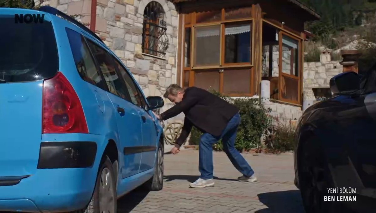 10 kapının arkasına kilitledi, bir de arabanın dört tekerini patlattı. Leman isterse paşa paşa oradan çıkar çünkü

#Benleman