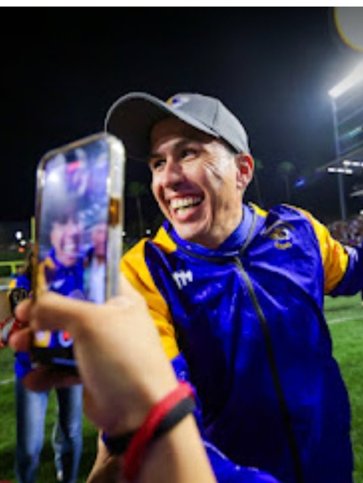sebasfootball's tweet photo. Conocí a Toño a finales de los 90s, como jugador de Prepa.
Ecuánime, educado, congruente y gran líder.
Me da muchísimo gusto por él y todo su staff de coaches, a quienes conozco, aprecio y respeto.
Felicidades "Jefe".
Gran tipo. Auténticos está en las mejores manos. https://t.co/sMMOLlAXYe