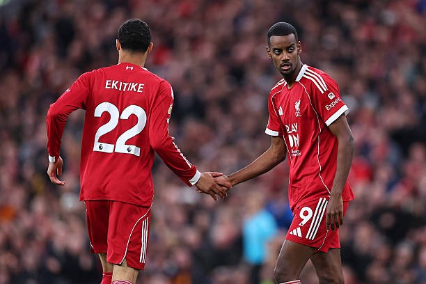 Mercado_Ingles's tweet photo. Nick Woltemade con el Newcastle: 7 Goles

Hugo Ekitike y Alexander Isak con el Liverpool: 7 Goles juntos. https://t.co/otXORaRMf1