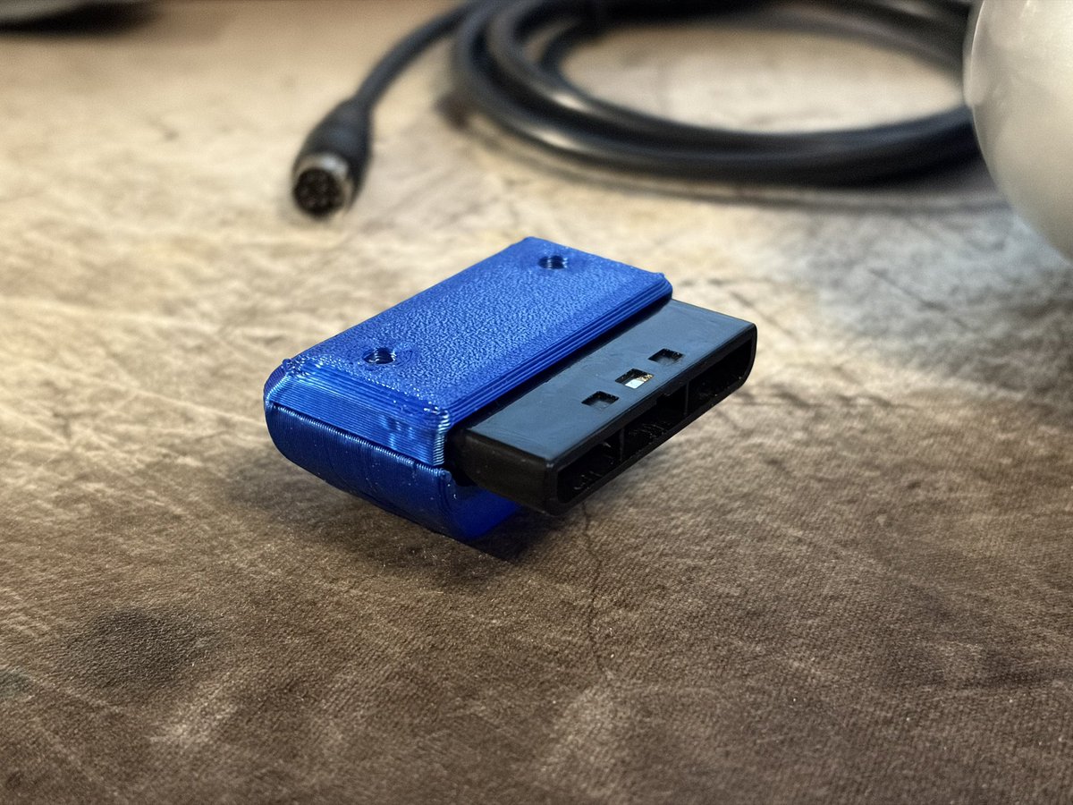 Now I’m finally motivated to create a dongle for the missing cable of this very cool controller that defies all ergonomics🤡