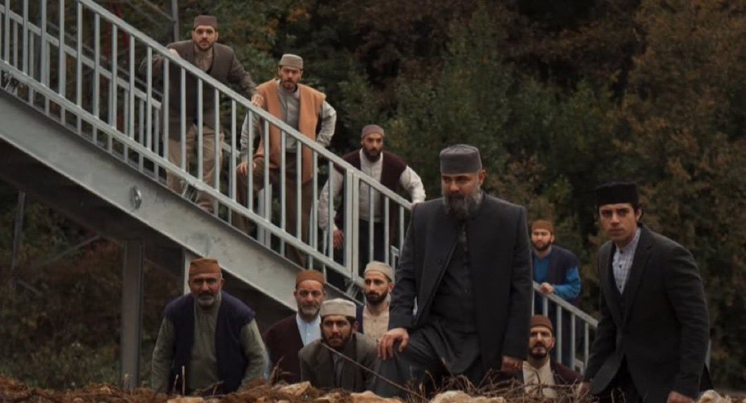 siyahın hangi tonunu giyecek diye meraktan şu şekiliz