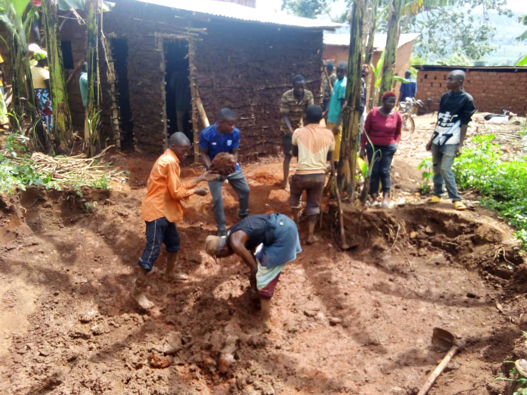 nycngoma's tweet photo. Uyu munsi mu Mirenge yose igize @NgomaDistrict urubyiruko rwifatanyije n'abandi baturage  mu  muganda rusange usoza ukwezi k'Ugushyingo. @RwandaYouth 

Ni umuganda wibanze kubikorwa by'isuku n'isukura, witabirwa n'ubuyobozi bw'Akarere n'Abadepite . @RwandaLocalGov https://t.co/zqJIZApf0X