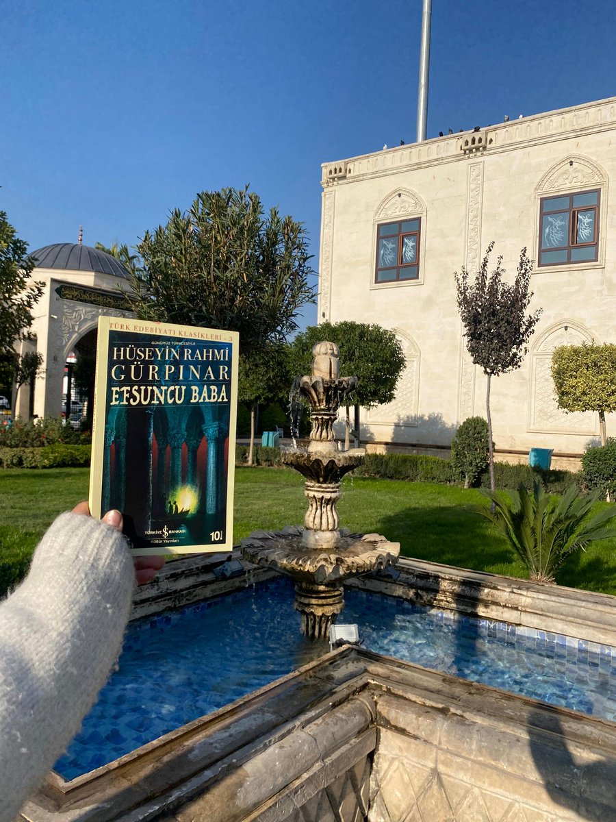 İnsanlık tarihi boyunca değişmeyen arayış(bir mucize ve kolay bir hayat) romanın esas kurgusunu oluşturuyor. Hikâye ilerledikçe Efsuncu Baba’nın gücü ya da gerçekliği sorgulanmıyor; asıl sorgulanan,insanın neye inanmak istediği oluyor.

6/10🎭