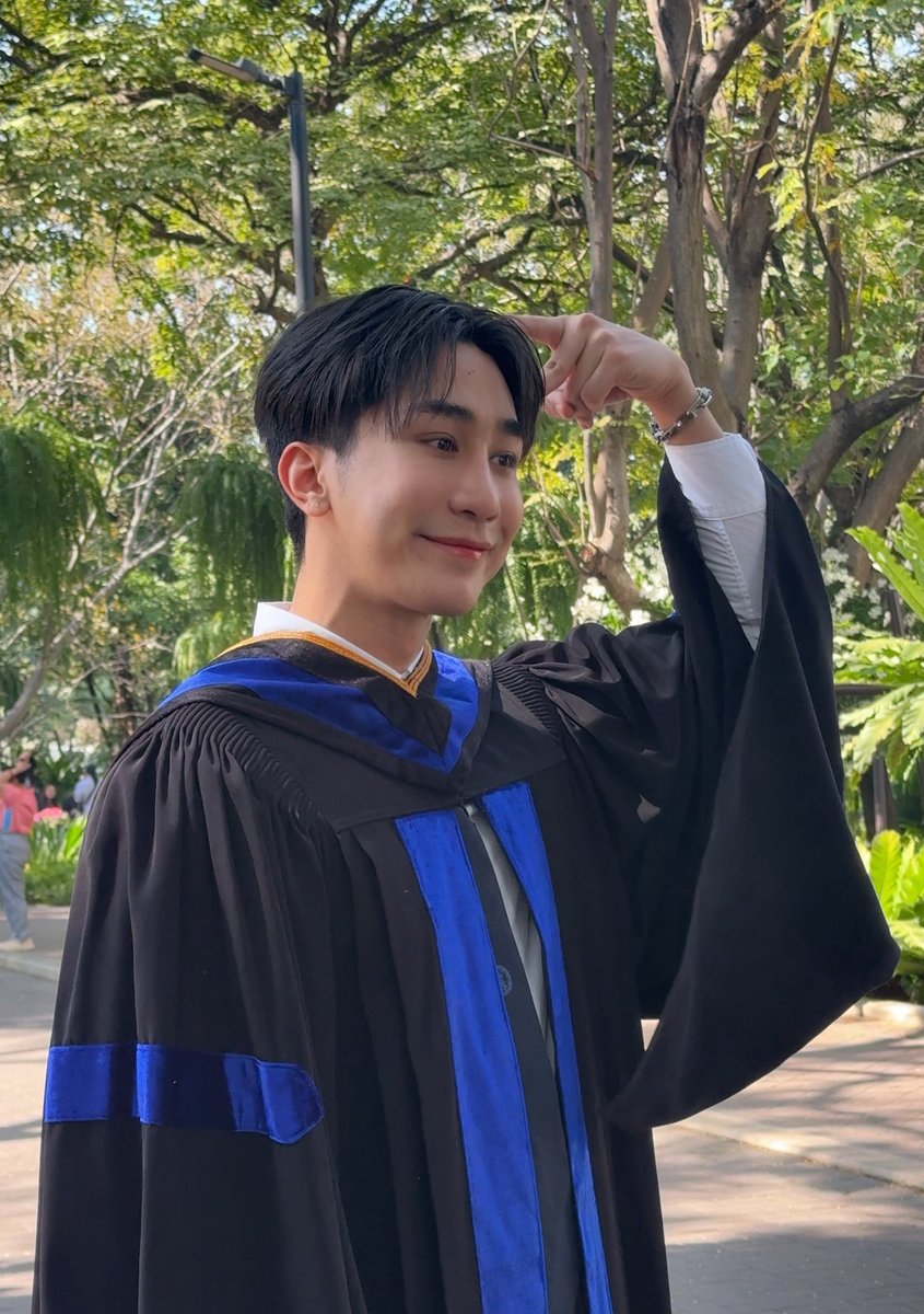 BIBBIBKC's tweet image. Congrats na @kc_guide คนเก่ง 🎓 

สำเร็จไปอีกก้าวแล้วเนอะ พี่จะคอยดูความสำเร็จของไกด์ไปอีกหลาย ๆ ก้าวเลยน้า มอบความสุขให้คนอื่นแล้ว อย่าลืมมอบความสุขให้ตัวเองด้วย! คอยดันหลังอยู่ตรงนี้เสมอ ฮึ้บ ๆ สู้! 👍💪🏻

#GuideGraduation 
#Guidekc #GuideKantapon