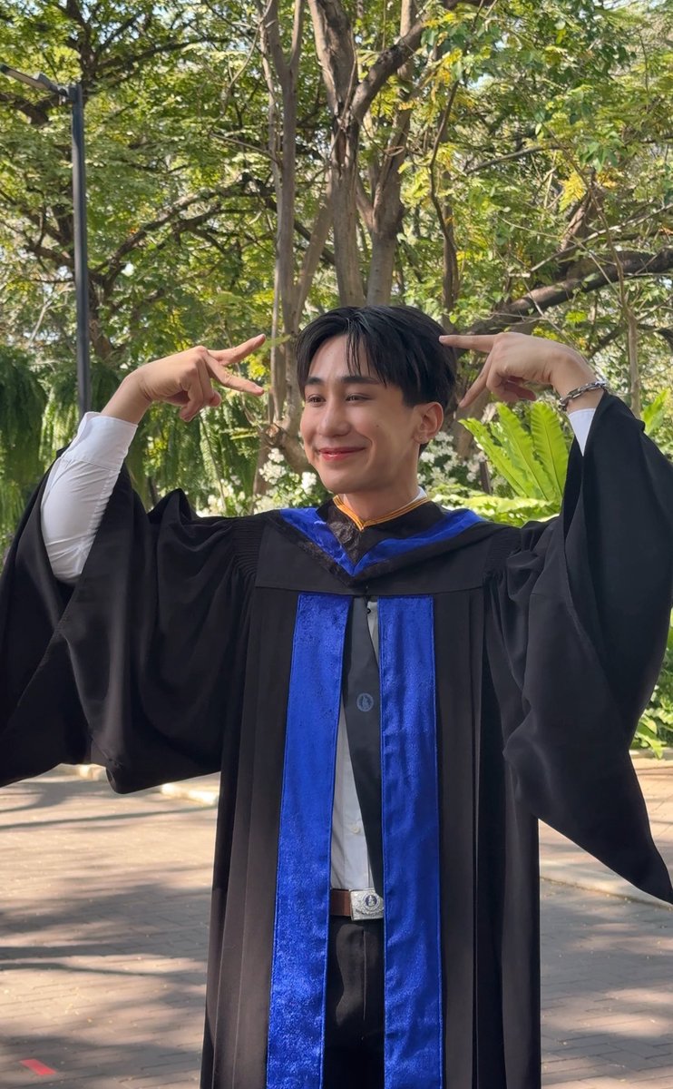 BIBBIBKC's tweet image. Congrats na @kc_guide คนเก่ง 🎓 

สำเร็จไปอีกก้าวแล้วเนอะ พี่จะคอยดูความสำเร็จของไกด์ไปอีกหลาย ๆ ก้าวเลยน้า มอบความสุขให้คนอื่นแล้ว อย่าลืมมอบความสุขให้ตัวเองด้วย! คอยดันหลังอยู่ตรงนี้เสมอ ฮึ้บ ๆ สู้! 👍💪🏻

#GuideGraduation 
#Guidekc #GuideKantapon