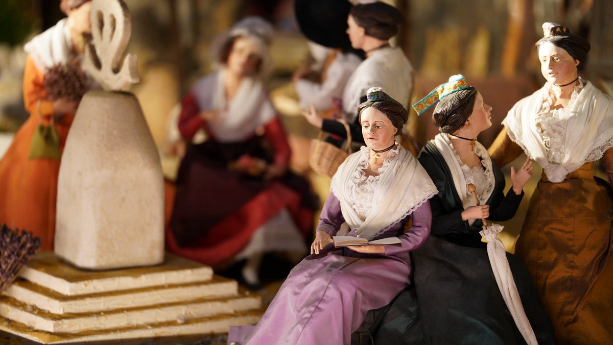 notredameparis's tweet image. 🙏 Une crèche provençale spécialement scénographiée pour Notre-Dame de Paris a été dévoilée et bénie le 29 novembre, à la veille du premier dimanche de l’Avent.

🌟 Plus d’une cinquantaine de santons entourent Marie et Joseph. Installée par le Salon International des Santonniers…