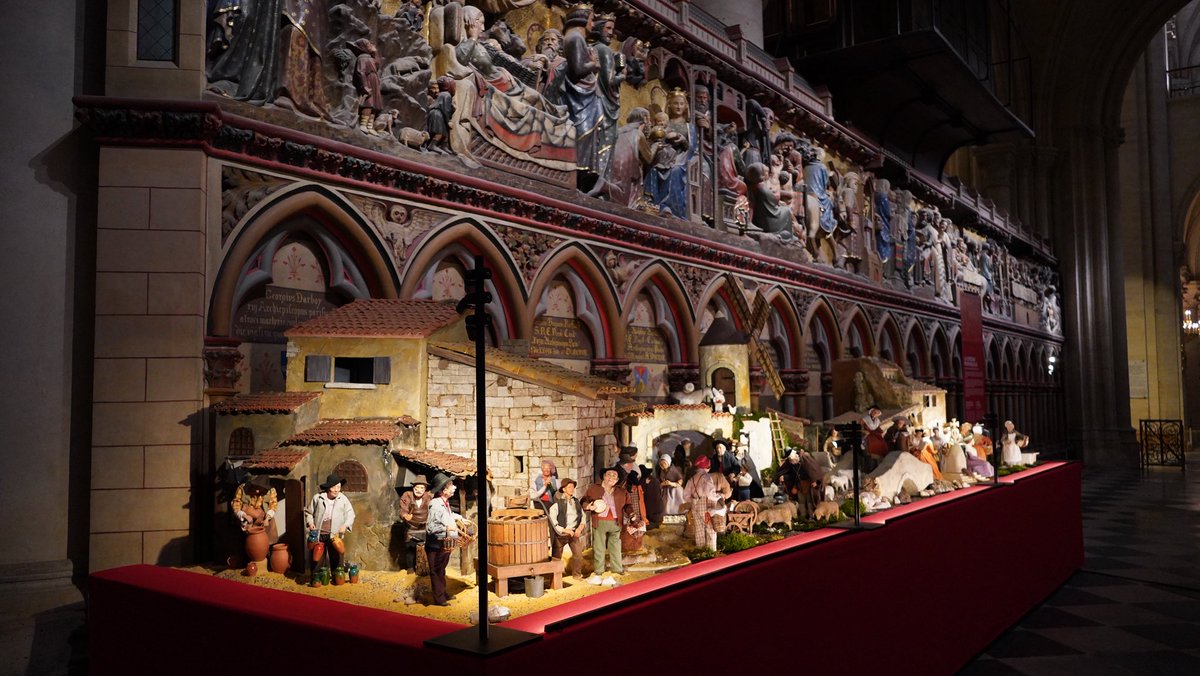 notredameparis's tweet image. 🙏 Une crèche provençale spécialement scénographiée pour Notre-Dame de Paris a été dévoilée et bénie le 29 novembre, à la veille du premier dimanche de l’Avent.

🌟 Plus d’une cinquantaine de santons entourent Marie et Joseph. Installée par le Salon International des Santonniers…