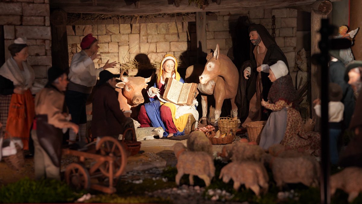 notredameparis's tweet image. 🙏 Une crèche provençale spécialement scénographiée pour Notre-Dame de Paris a été dévoilée et bénie le 29 novembre, à la veille du premier dimanche de l’Avent.

🌟 Plus d’une cinquantaine de santons entourent Marie et Joseph. Installée par le Salon International des Santonniers…