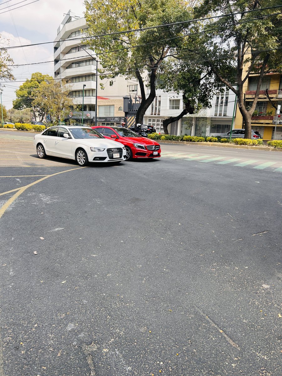 ivanmaya's tweet image. ⁦@SSC_CDMX⁩ ⁦@UCS_GCDMX⁩ ⁦@AlcaldiaBJ_CDMX⁩ por favor su apoyo para sancionar y retirar vehículos a media calle de San Francisco esquina con división del norte, colonia del valle. Muchas gracias