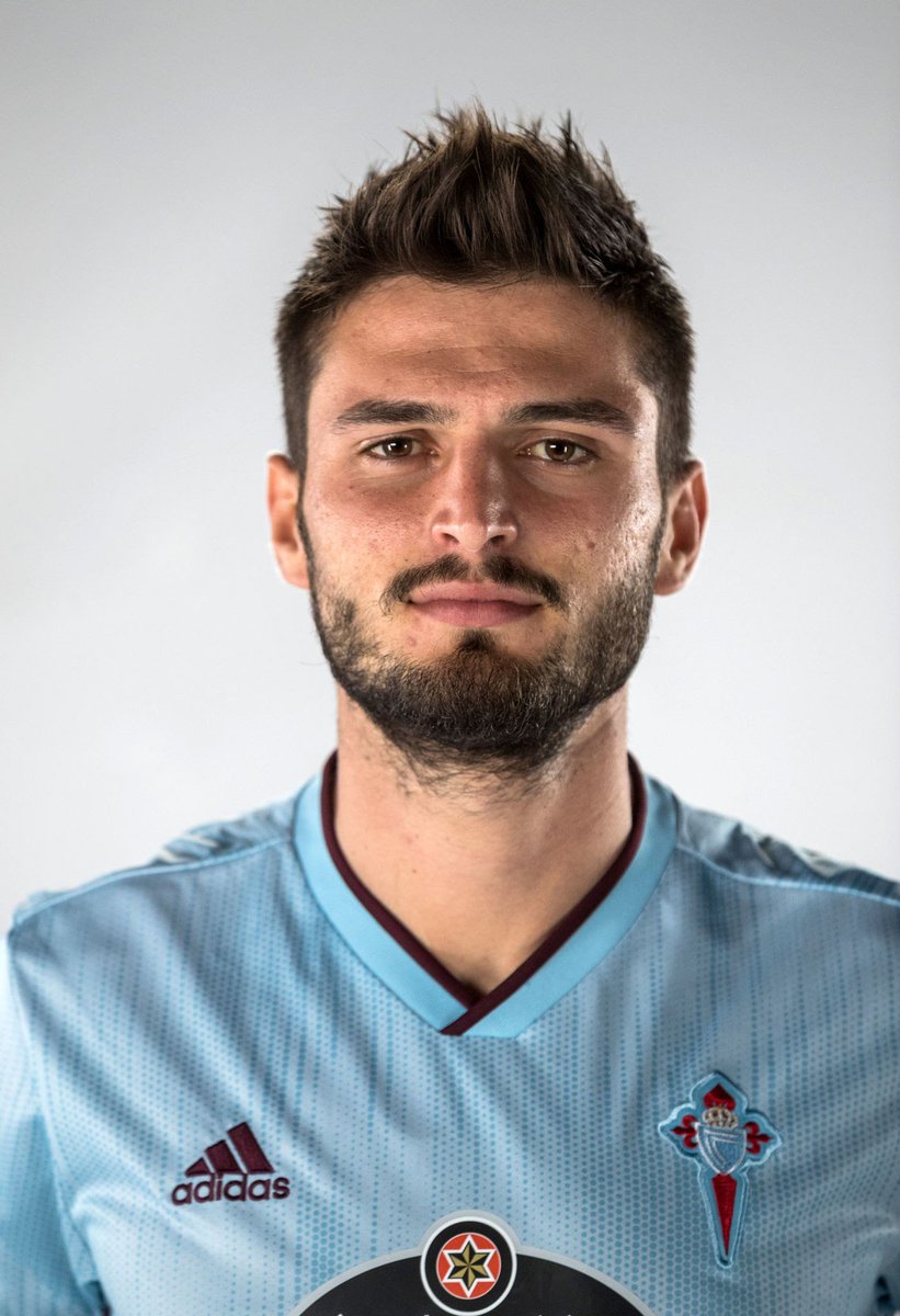 Kendi kalesine gol atıyor, ceza sahasında topa elle müdahale ediyor. Fatih Tekke'nin gözdesi !(Okay TS futbolcu )