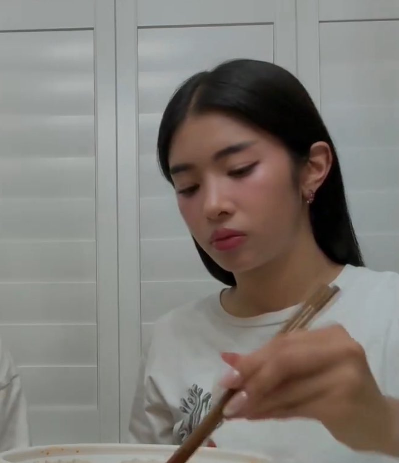 sophiadokatseye's tweet image. u know food is good when has to tuck her hair behind her ears