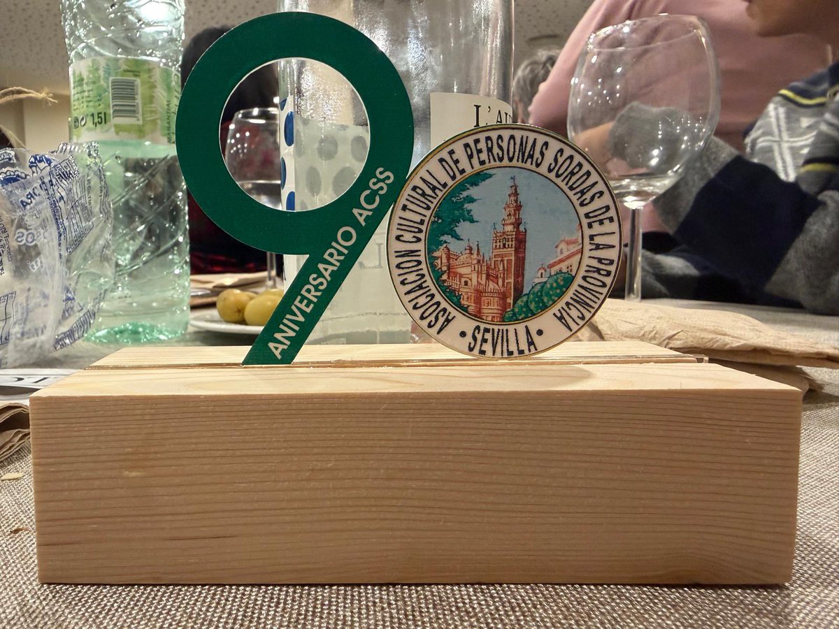 Un aniversario muy especial por el #90Aniversario de la Asociación Cultural de Personas Sordas de Sevilla, la mas antigua del movimiento asociativo andaluz, con numerosa participacion de personas llegadas de diferentes ciudades. El presidente de <a href="/UnaSord_info/">Unión Andaluza de Entidades de Personas Sordas</a> , Ruben Raso le ha