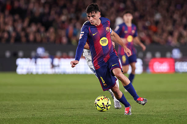 BouafifNour's tweet image. Plenty of top midfielders can control a game, keep high pass accuracy, and avoid losing the ball. But what makes Pedri unique is that he maintains that safety while still taking real risks. 

He doesn’t just recycle possession or play the obvious pass. He constantly looks for…