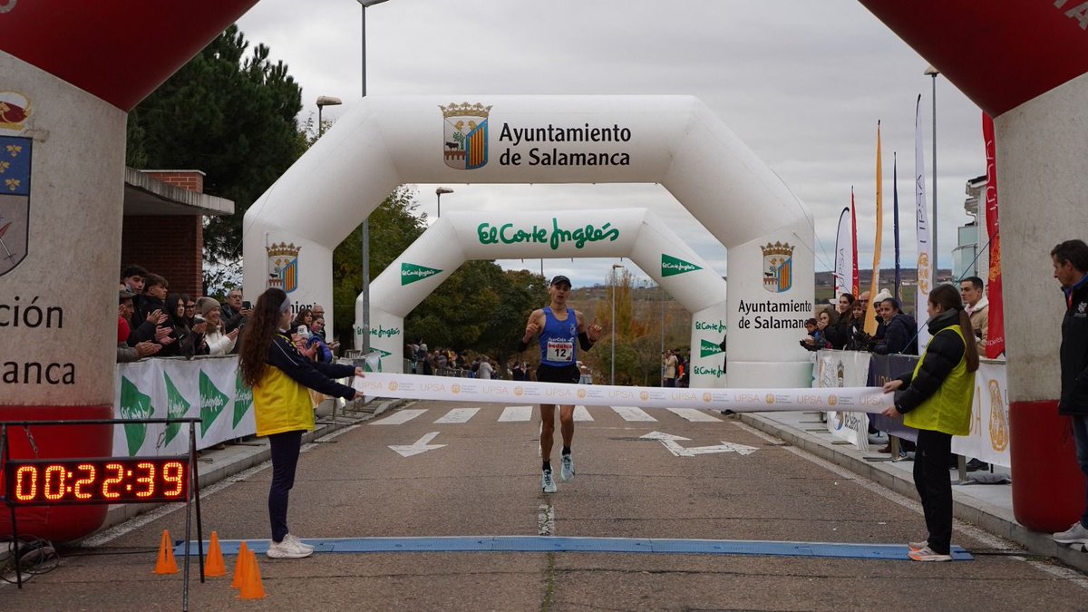 upsa's tweet photo. 🏃🏼🏃🏼‍♀️Adrián Moro, que repite victoria, y Verónica Sánchez, vencedores de la X San Silvestre Universitaria Solidaria 🔗
https://t.co/wAPOZR4nir https://t.co/yWfwzAIcHG