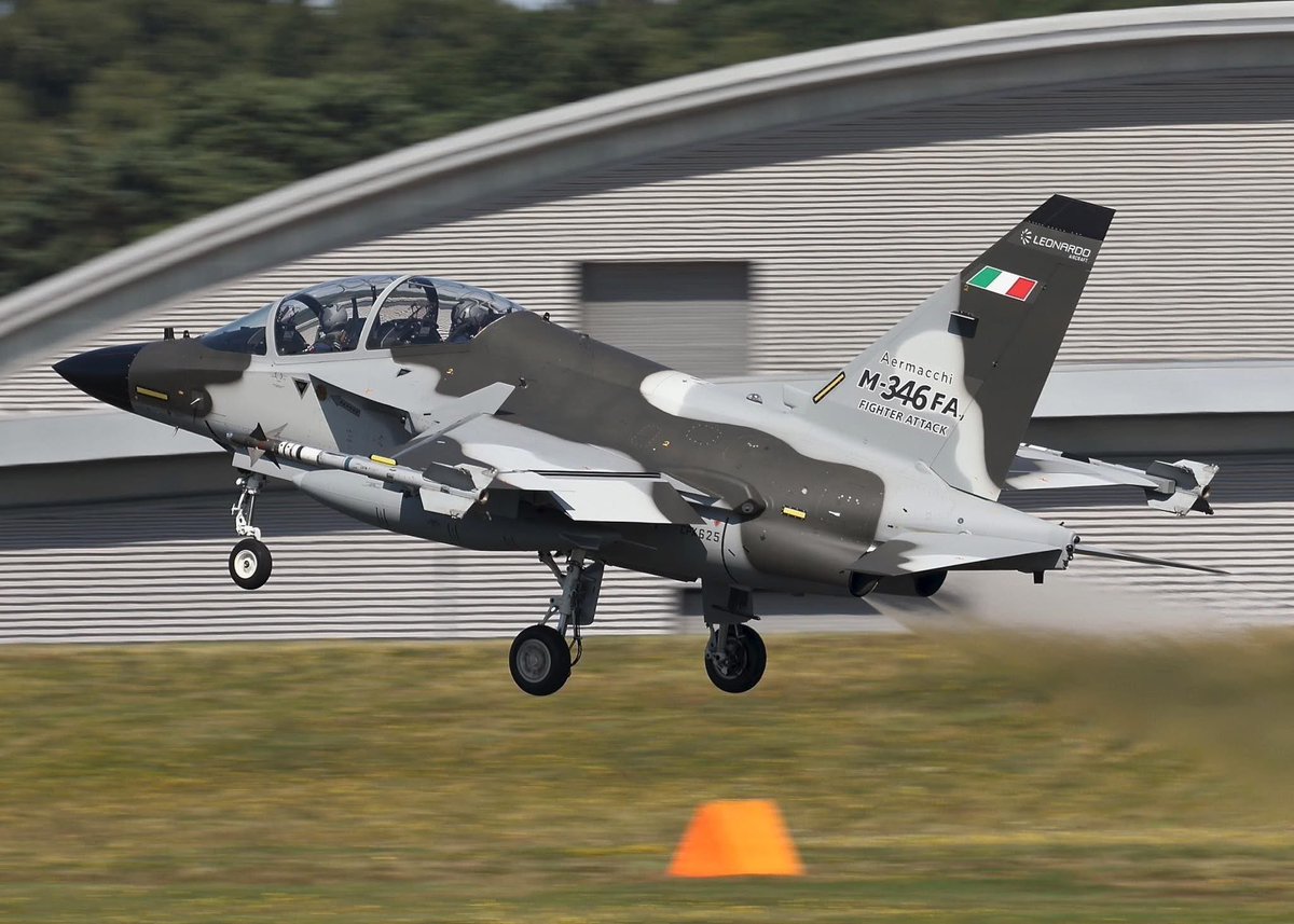 🇦🇹🇮🇹 Austria and Italy have finalised an agreement for the Austrian Air Force to acquire 12 Leonardo M-346FA light-fighter aircraft. The dual-role M-346FA will support advanced training, light attack and air-defence missions. Deliveries begin in 2027

📸 Ian Harding