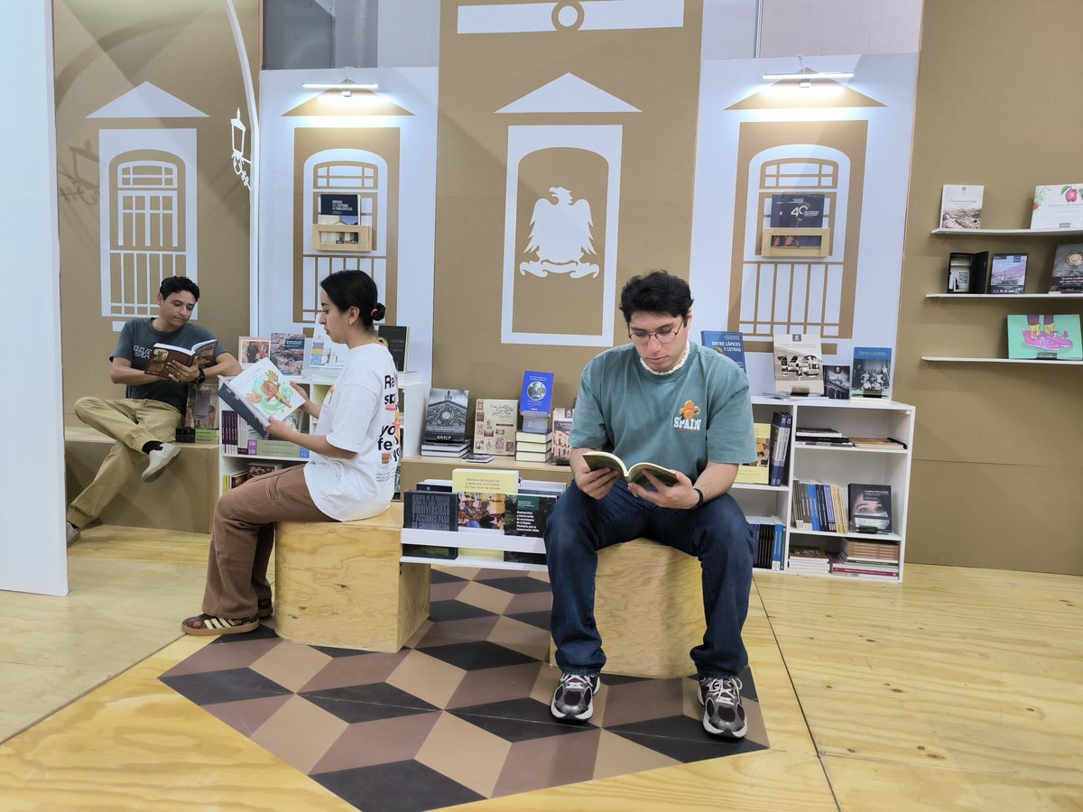 ¡Entérate!

👉🏻 #UASLP presente en la <a href="/FILGuadalajara/">FIL Guadalajara</a> 2025 con 135 títulos 📚 y un atractivo stand que rinde homenaje 🤩 al Edificio Central.

🌐 La institución reafirma su compromiso con la difusión de la ciencia, la cultura y el arte.
wp.uaslp.mx/noticias/artey…

#SomosUASLP 💙💛