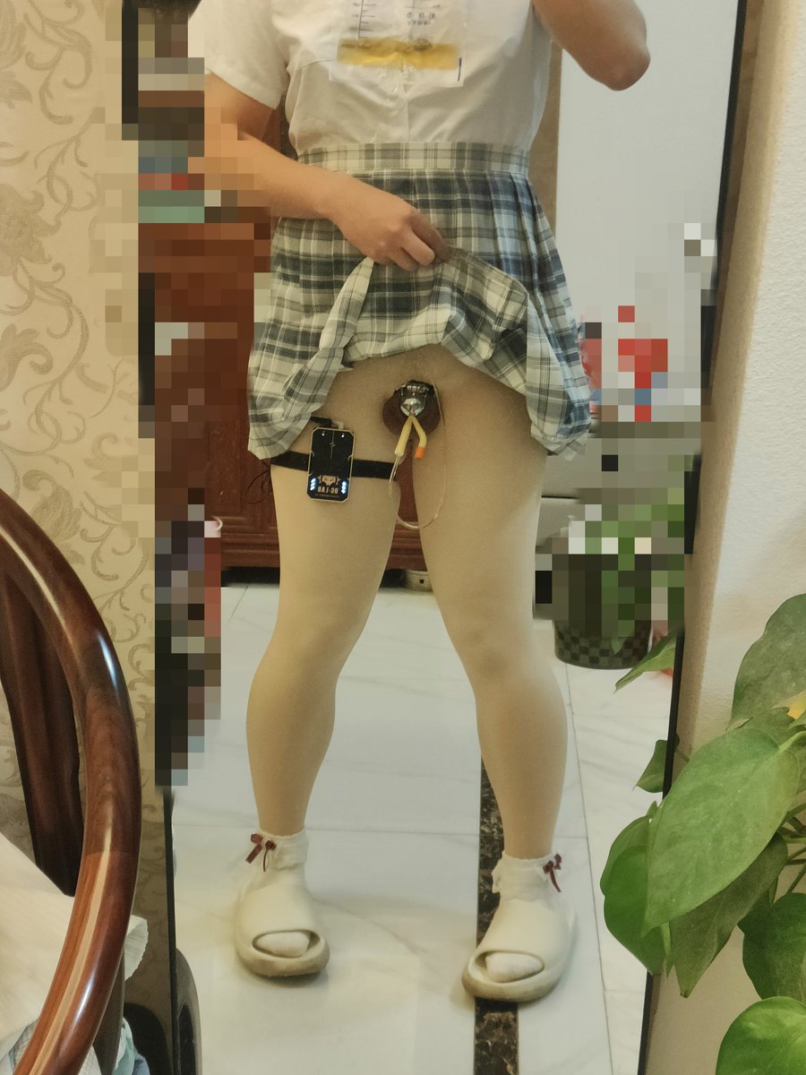 #伪娘 #男娘 #导尿管 #锅盖锁 #光腿神器 #白袜 #jk
好久没更新了，小玩一下