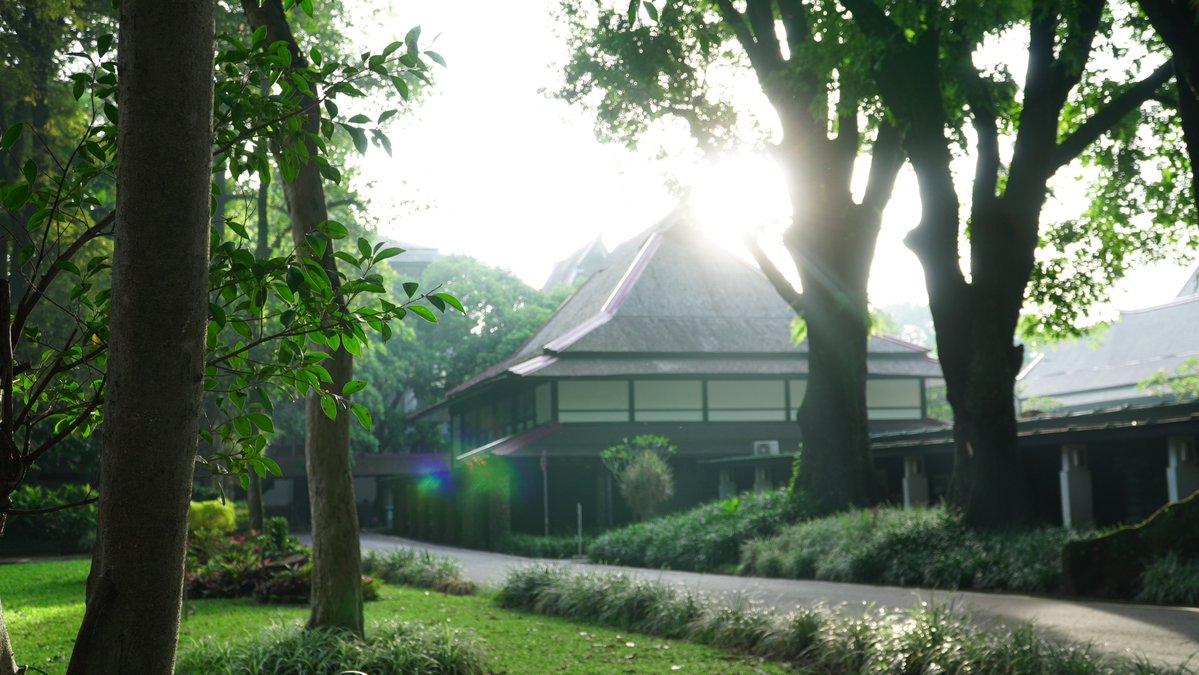 hemoglo0bin's tweet image. the sun was a paid actor