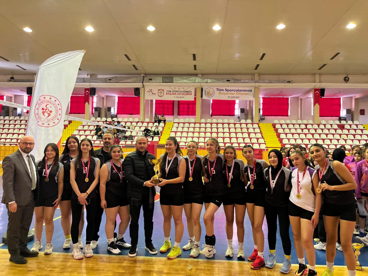 ikalsivas's tweet photo. 🏆 ŞAMPİYONUZ! 🏐✨
Okul voleybol takımımız, büyük bir azim, disiplin ve takım ruhu ile turnuvayı birinci tamamladı!

Bu başarıda emeği olan öğretmenimiz Doğan POLAT’a, destek veren ailelere ve tribünleri dolduran tüm öğrencilerimize sonsuz teşekkürler! 🙌🔥 https://t.co/zX5lPP3dqG