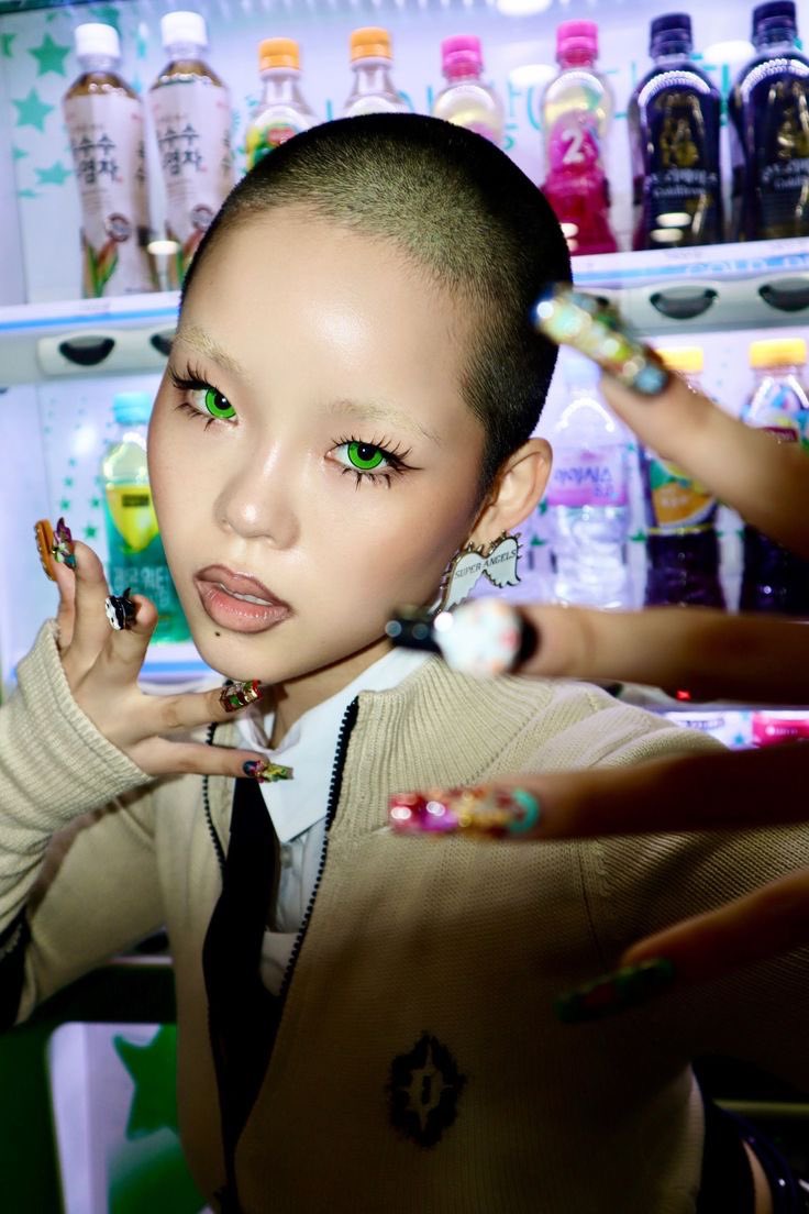 cosmicxgals's tweet image. it’s still crazy to me how her buzzcut was such a BIG deal cause the way almost every male idol is shaving their head more comfortably and it became a trend in the kpop industry when she’s not even a kpop idol COCONA YOUR IMPACT IS WRITTEN IN HERSTORY BOOKS DW