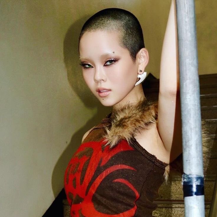 cosmicxgals's tweet image. it’s still crazy to me how her buzzcut was such a BIG deal cause the way almost every male idol is shaving their head more comfortably and it became a trend in the kpop industry when she’s not even a kpop idol COCONA YOUR IMPACT IS WRITTEN IN HERSTORY BOOKS DW