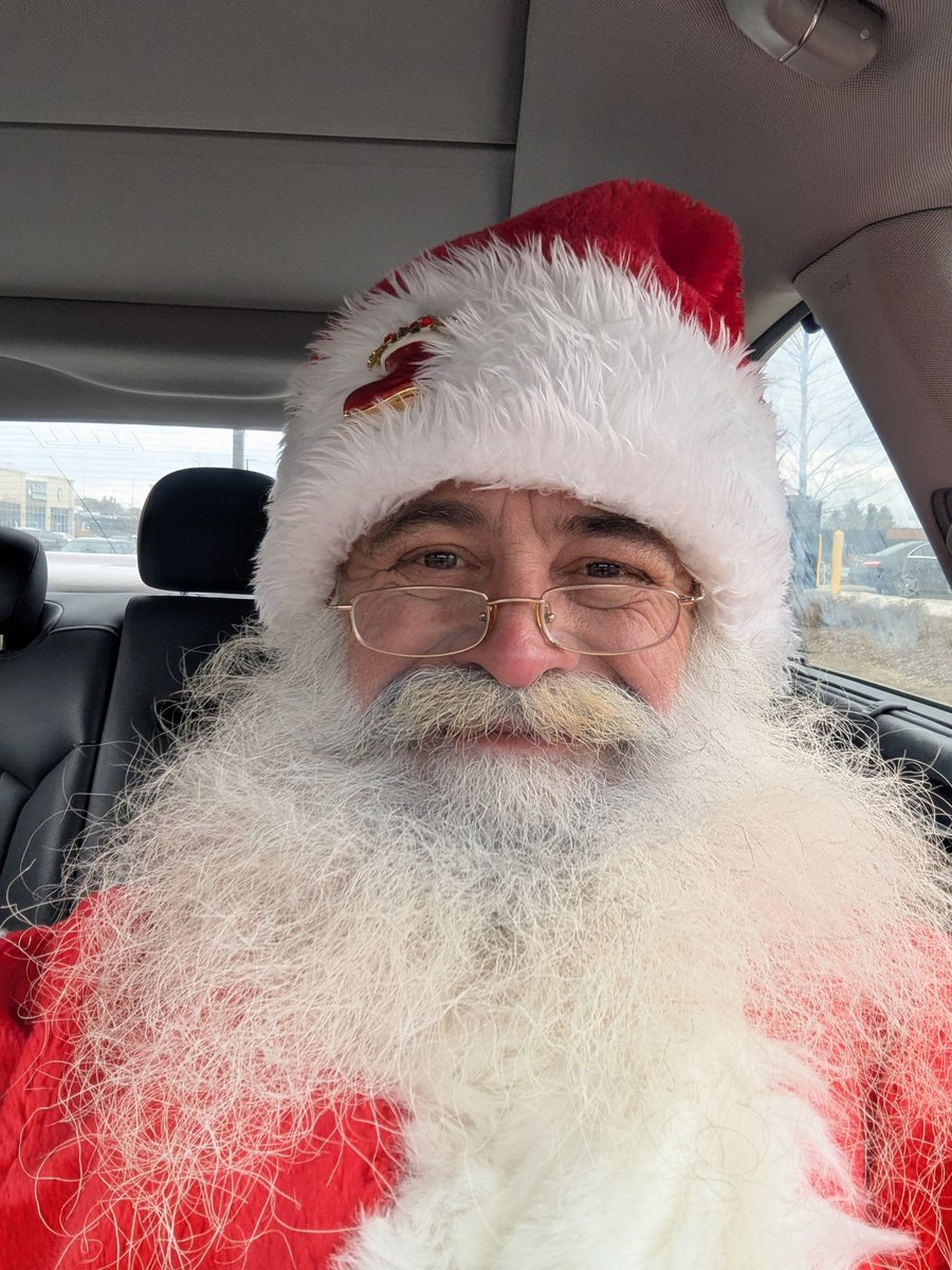 Doing the 🎅 thing today ✌️💚🎄🎅