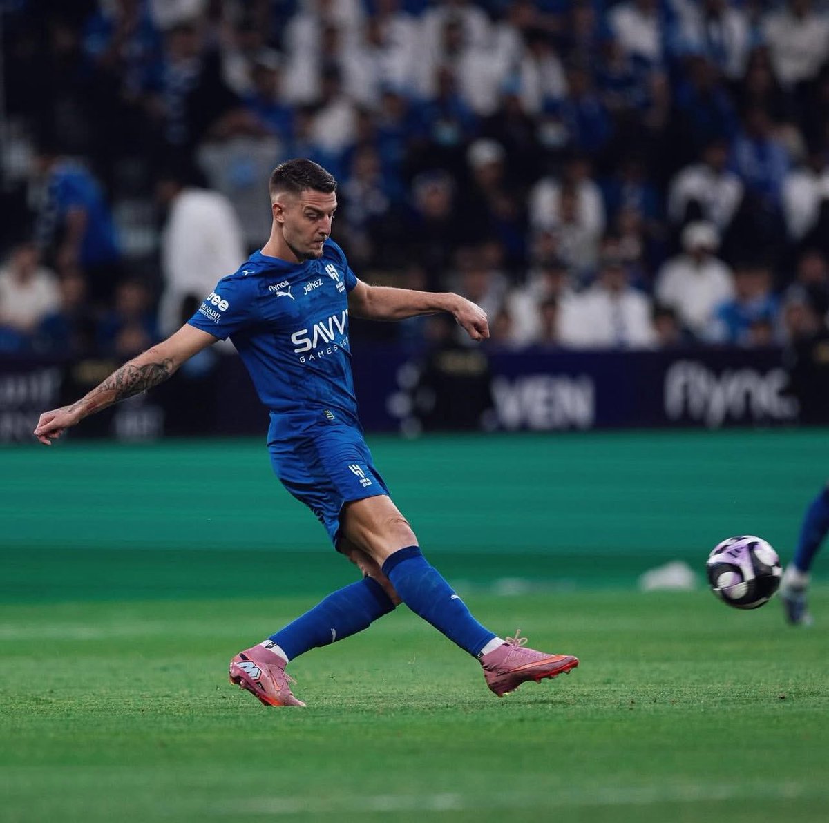 من بعد التجديد ماهو خوينا الاول كمية كرات خاطئة تطلع منها وعدم جديه بعض الاحيان تحول الضغط على الهلال بسببه