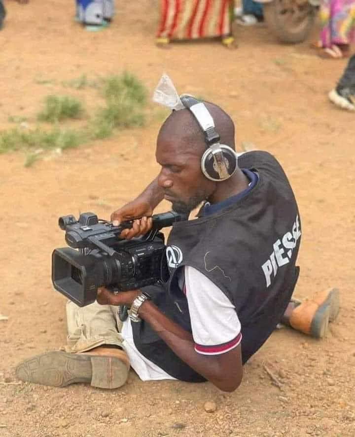 When it's a salary week and your boss is giving a speech at an event😂