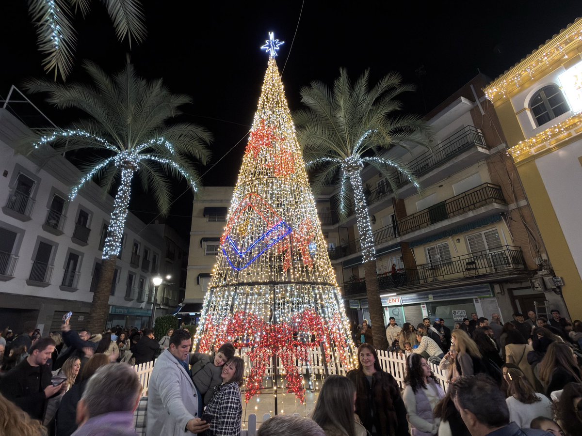 Damos la bienvenida a la Navidad nazarena. Con la colaboración de las niñas y niños de los coros que han amenizado la tarde alumbramos nuestra ciudad en esta época del año tan especial. Una época para disfrutar de la familia y seres queridos y, por supuesto, de #DosHermanas .