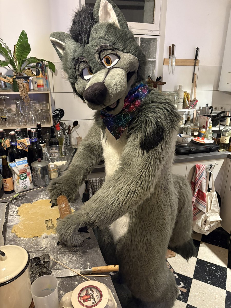 SzurkyWolf's tweet photo. Cooking Time :3
๐ธ @Andrew_fox62
Fursuit by @Tiwoof
#Saturdaycooking #furrylife #furrymoment #furrywolf #chill #furrieslovecooking #furryfandom #proudfurry https://t.co/4AOhJuSg4E