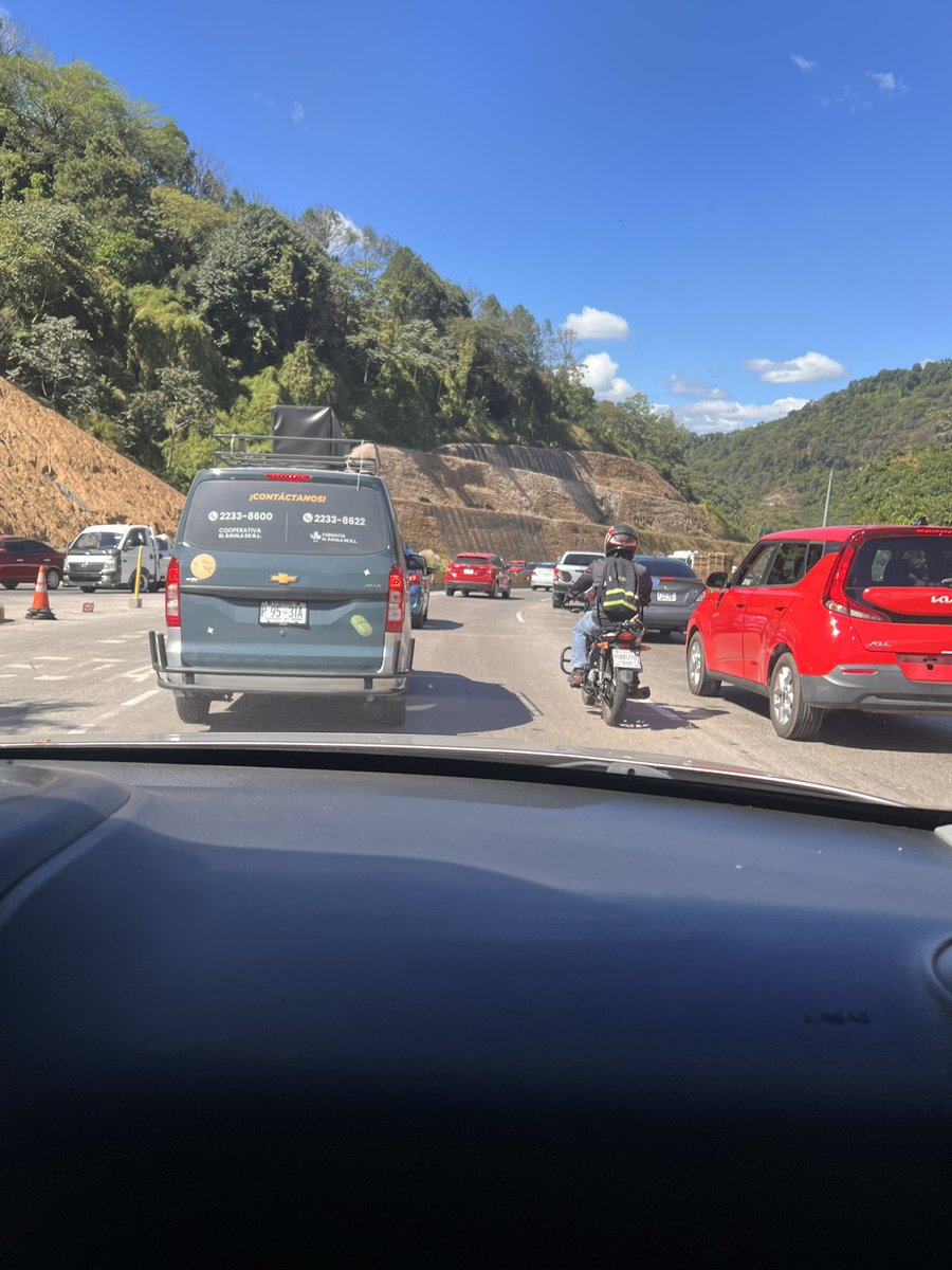 ElHilosv's tweet photo. Fuerte Congestionamiento en Carretera Los Chorros

En la carretera Los Chorros, en sentido hacia el occidente del país, se registra un intenso tráfico vehicular. Las autoridades recomiendan a los ciudadanos mantener la calma.  @alertux https://t.co/jjfMHYZ7VW