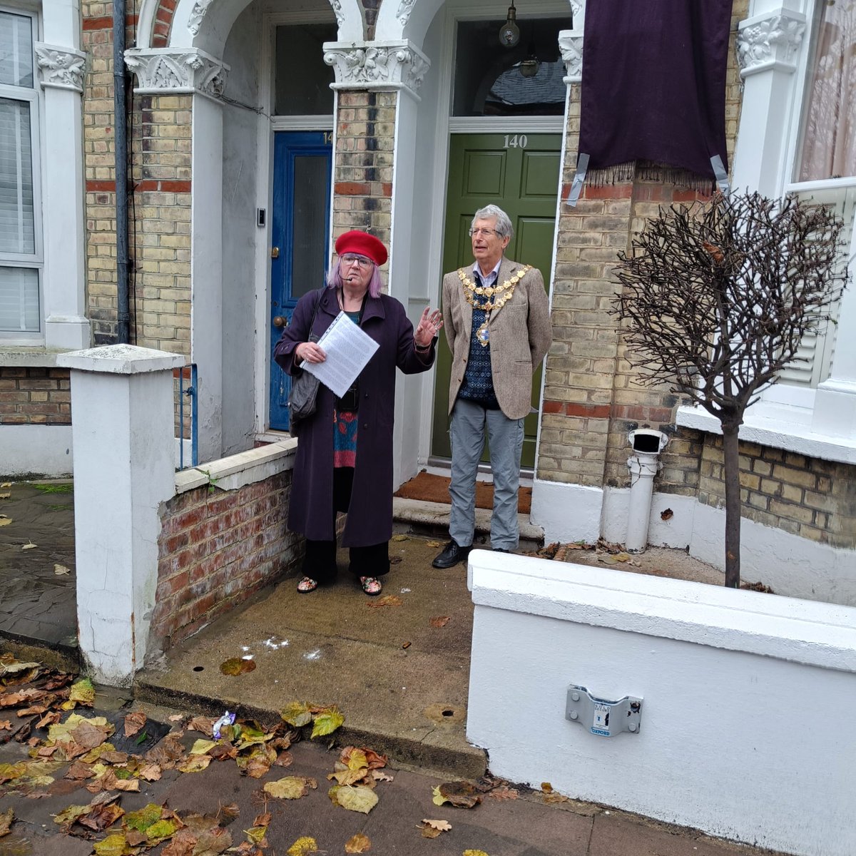 Honoured to unveil a Green Plaque in drizzling Battersea for Jack Stanford (1900–1968), the beloved “dancing fool” whose act blended eccentric dance, illusions and acrobatics. Wonderful to meet his daughter Jill, his family, neighbours and admirers.
Thanks Jean @Batterseasoc