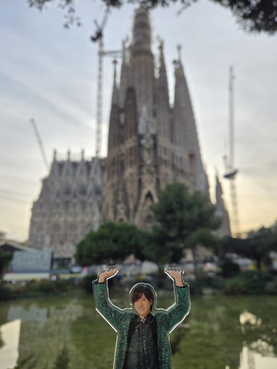 midorinokappa's tweet photo. サグラダファミリアを持ち上げる阿部亮平 https://t.co/B976IdXodG