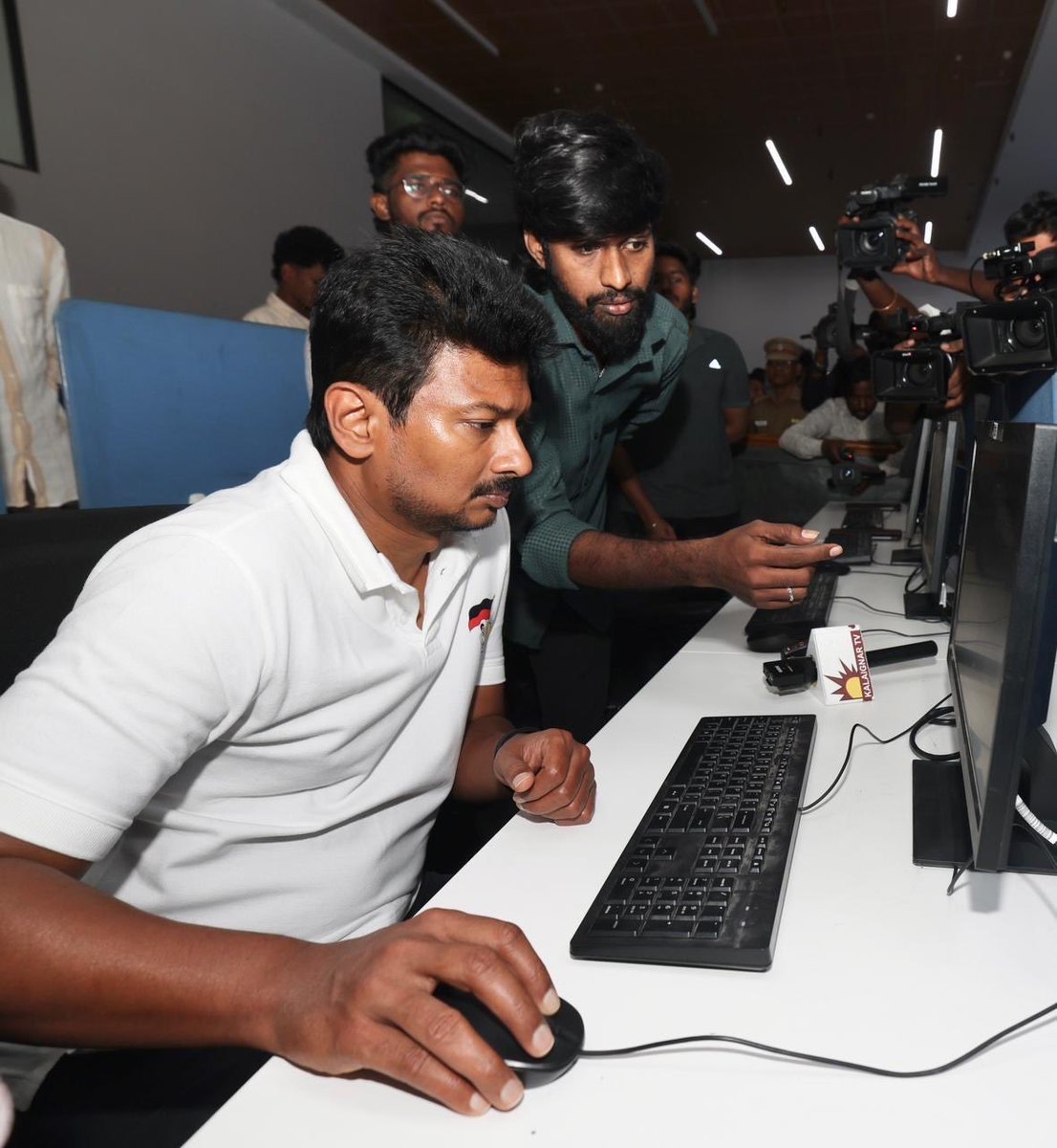 Udhaystalin's tweet image. புயல் -கனமழை எச்சரிக்கையை‌ தொடர்ந்து, முன்னெச்சரிக்கை பணிகளை ஆய்வு செய்து வருகிறோம்.

@chennaicorp அலுவலகத்தில் இயங்கும் கட்டுப்பாட்டு மையத்துக்கு சென்று மழை பாதிப்பு  புகார்கள், அதன் மீதான நடவடிக்கைகள் குறித்து ஆய்வு செய்தோம்.

கனமழை நேரத்தில் அரசு எடுக்கும் நடவடிக்கைகளுக்கு…