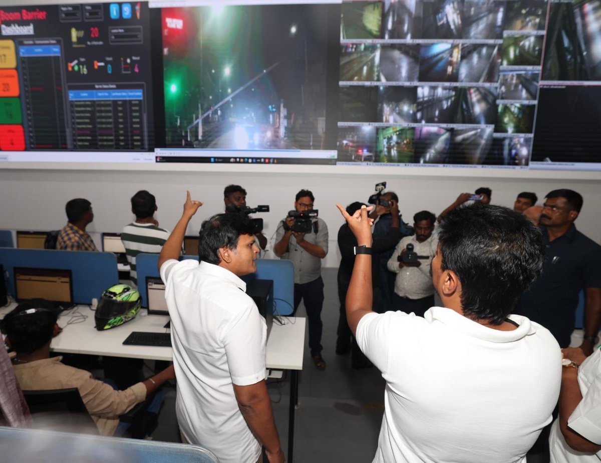 Udhaystalin's tweet image. புயல் -கனமழை எச்சரிக்கையை‌ தொடர்ந்து, முன்னெச்சரிக்கை பணிகளை ஆய்வு செய்து வருகிறோம்.

@chennaicorp அலுவலகத்தில் இயங்கும் கட்டுப்பாட்டு மையத்துக்கு சென்று மழை பாதிப்பு  புகார்கள், அதன் மீதான நடவடிக்கைகள் குறித்து ஆய்வு செய்தோம்.

கனமழை நேரத்தில் அரசு எடுக்கும் நடவடிக்கைகளுக்கு…