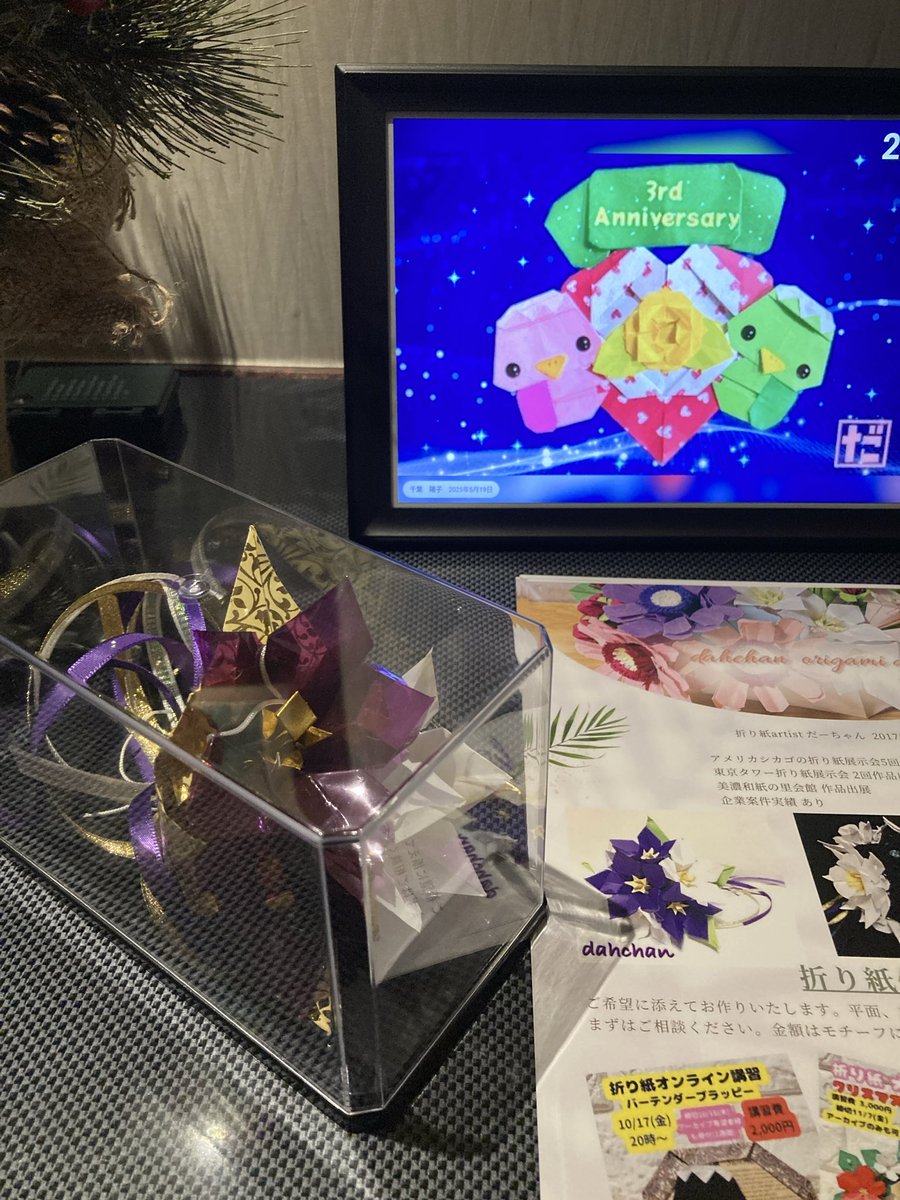 折り紙アーティスト・だーちゃん<a href="/dachan2525/">だーちゃん☆dahchan☆origami artist</a> にお願いしてクリスマスリースを作っていただきました✨

こちらのリースでお客様をお出迎え🪅

ご厚意でバラと月の素敵な創作品と、彼女の個性が光るお花もいただきました🌙🌹

ぜひご来店いただき、実物をご覧くださいませ🎅