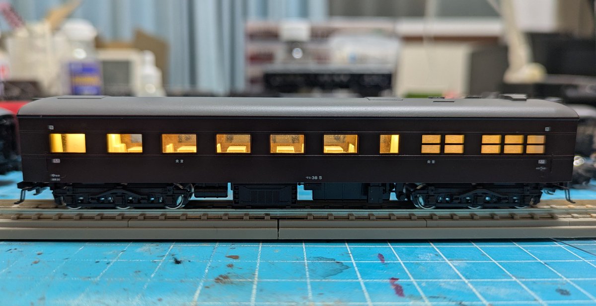Suhafu32double's tweet photo. KATO 5244 マシ38 5、入線。
安芸セットのバラし品を、ガラスパーツ欠品ながらなんと激安の880円で入手。透明プラ版で板ガラスを作成、厨房には白紙を貼って白窓化。
前から欲しいと思っていた車両がこんな形で入手出来るとは...!!! https://t.co/MFn3hIFfRf