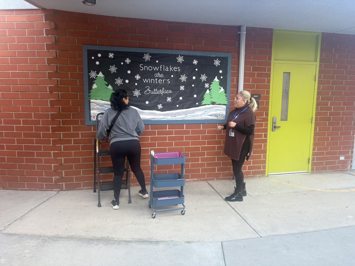 berry_bears1's tweet image. Berry’s Community Support Team working together to prepare for our first ever Community Dinner and Bingo night! BEARS RISE UP! ❤️🐻💪🏻@SBUSD_NEWS @ProsapioJ
#BELIEVE
