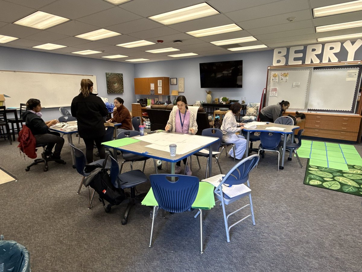 berry_bears1's tweet image. Berry’s Community Support Team working together to prepare for our first ever Community Dinner and Bingo night! BEARS RISE UP! ❤️🐻💪🏻@SBUSD_NEWS @ProsapioJ
#BELIEVE