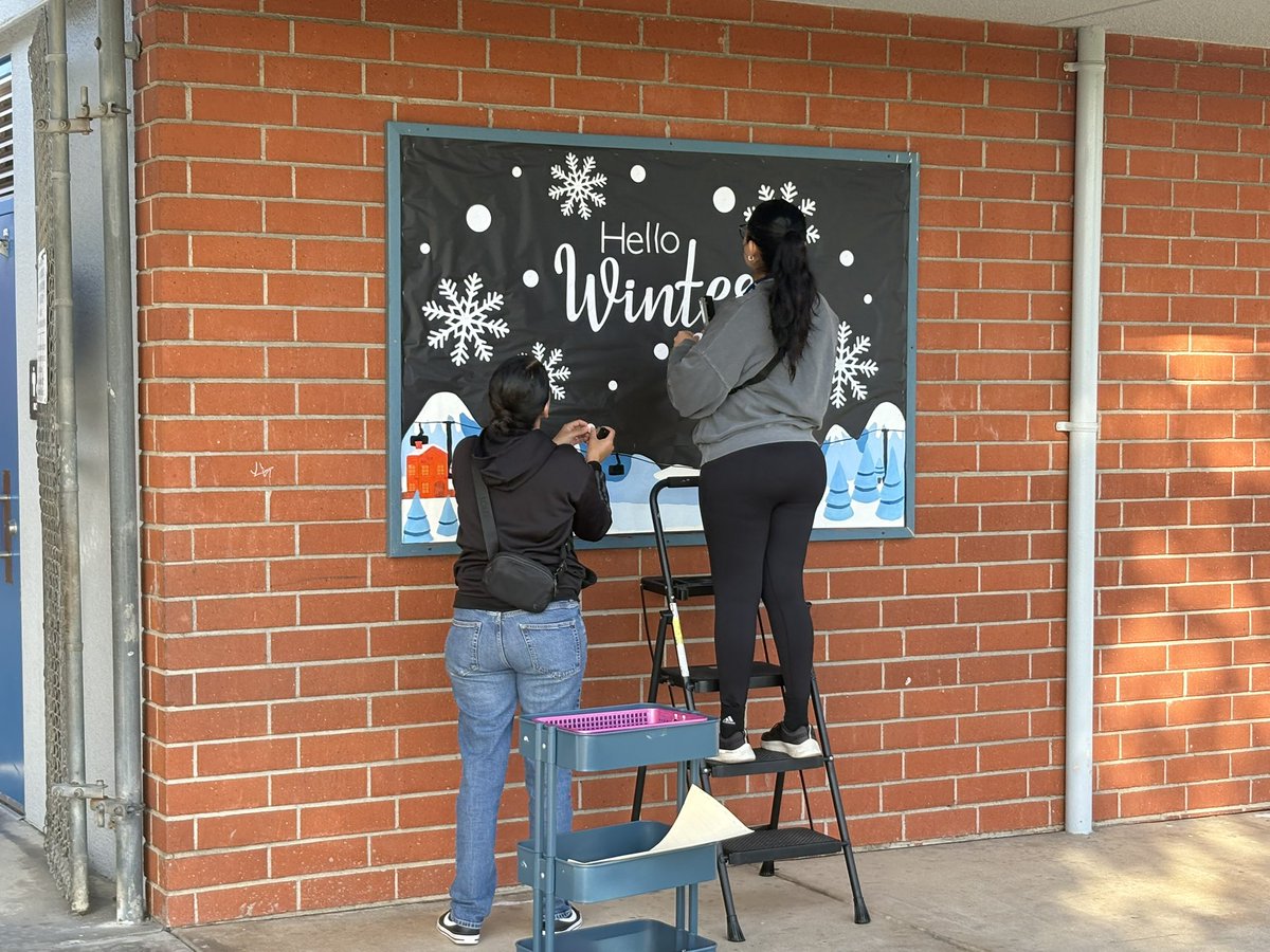 berry_bears1's tweet image. Berry’s Community Support Team working together to prepare for our first ever Community Dinner and Bingo night! BEARS RISE UP! ❤️🐻💪🏻@SBUSD_NEWS @ProsapioJ
#BELIEVE